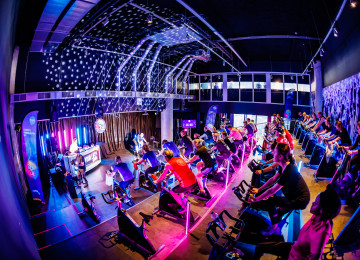 Mediahuis haalt €22.310 op voor kankeronderzoek bij de grootste spinningmarathon van Nederland 