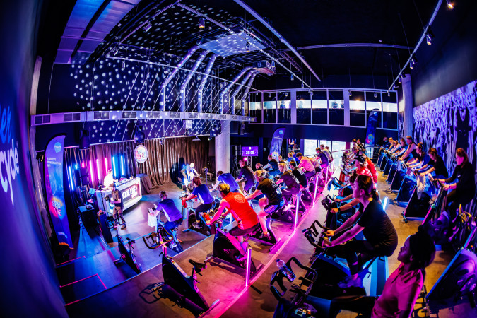 Mediahuis haalt €22.310 op voor kankeronderzoek bij de grootste spinningmarathon van Nederland 