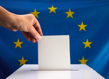 Vijf vrienden leggen de EU-verkiezingen uit in korte podcast afleveringen: De Kiescast.