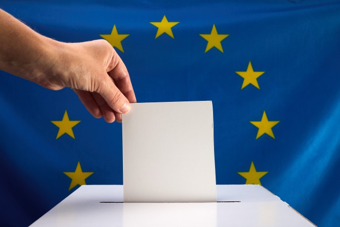 Vijf vrienden leggen de EU-verkiezingen uit in korte podcast afleveringen: De Kiescast.