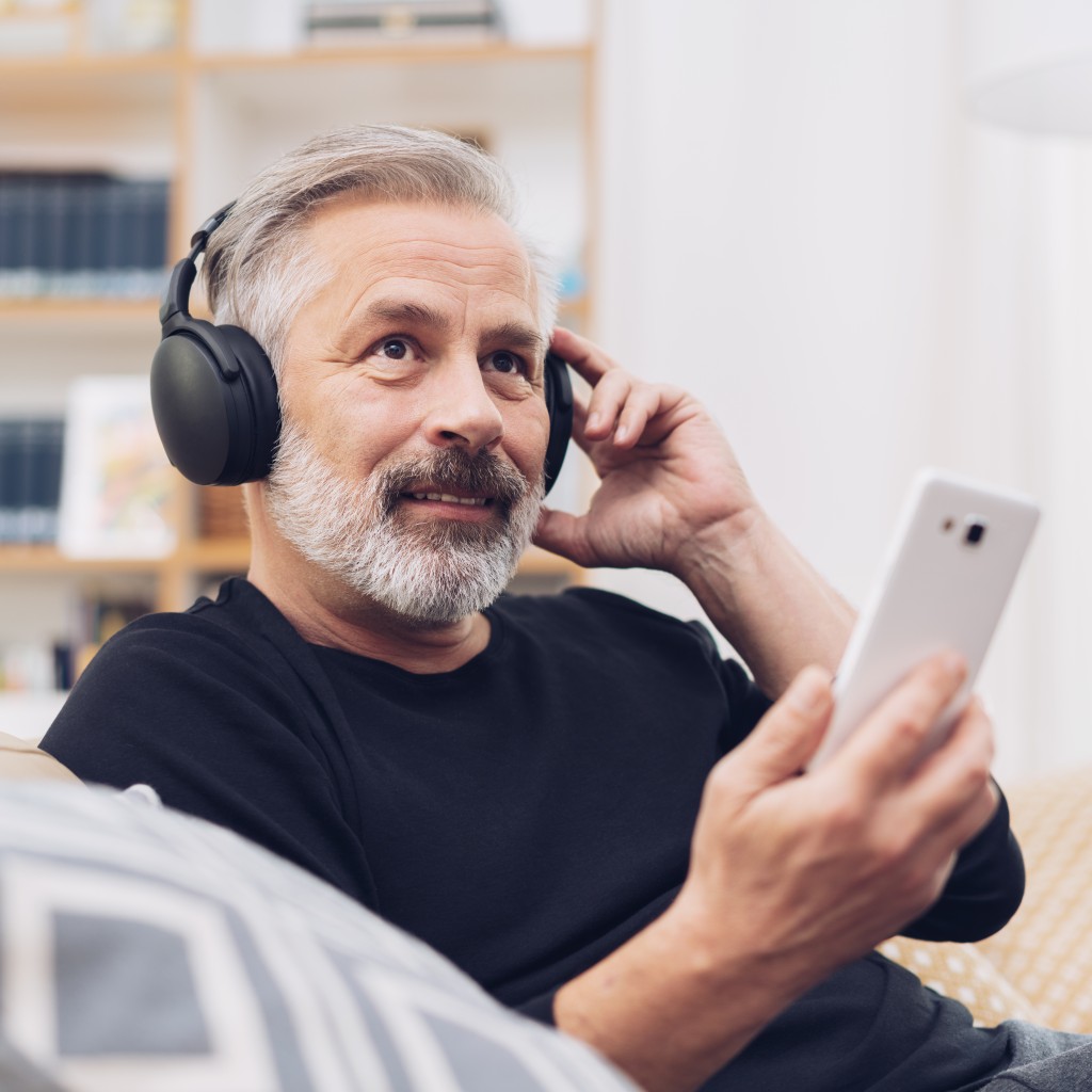 Oudere podcastluisteraar