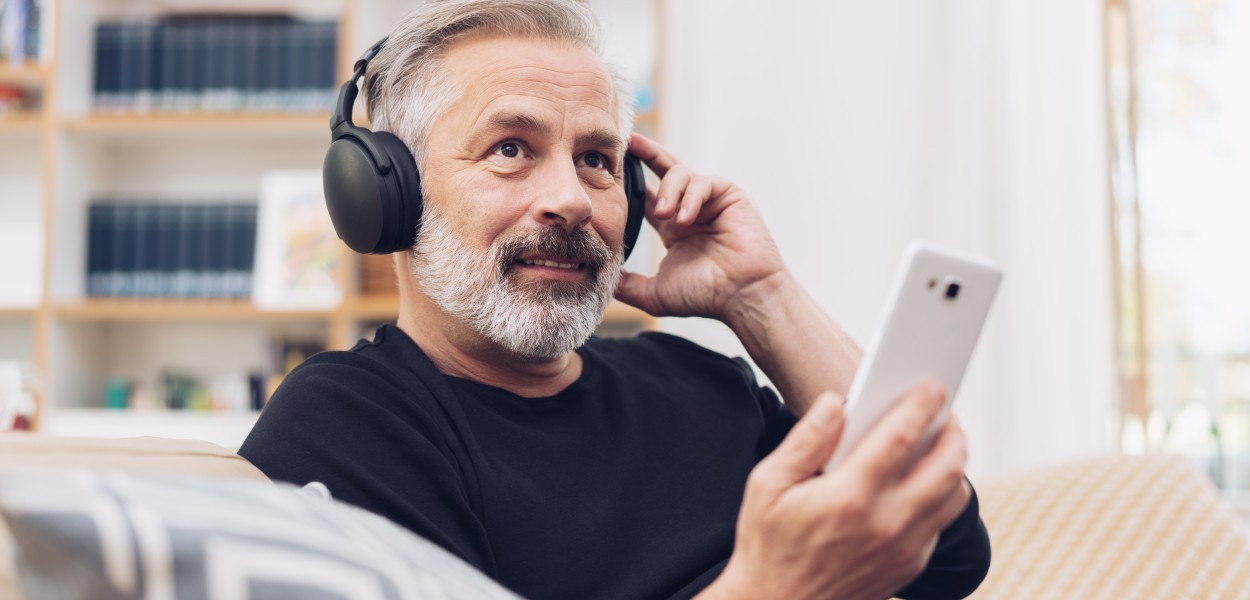 Oudere podcastluisteraar