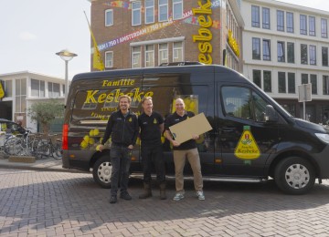 Kesbeke verrast ‘Amsterdammers’ door heel Nederland met feestelijk zuur Activatie door Wayne Parker Kent