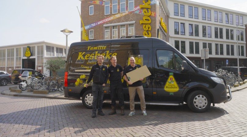 Kesbeke verrast ‘Amsterdammers’ door heel Nederland met feestelijk zuur Activatie door Wayne Parker Kent
