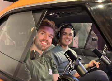 SLAM!-dj's maken ochtendshow live vanuit kleine auto en lanceren nieuw radiospel