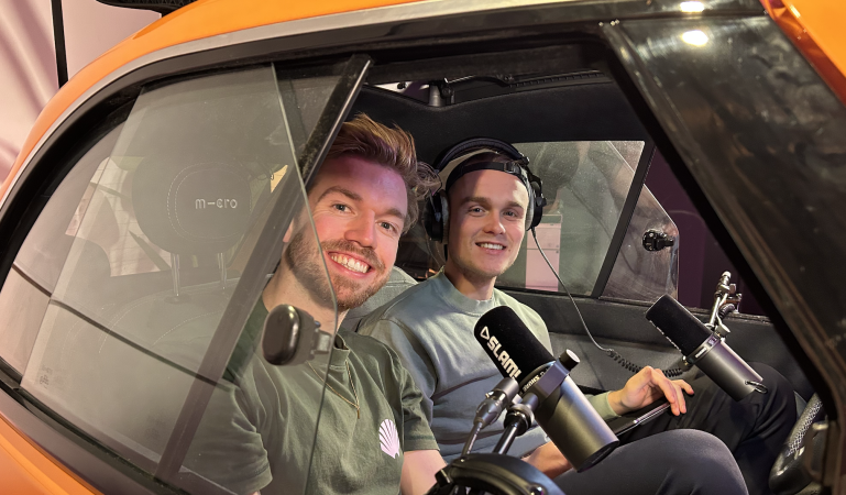 SLAM!-dj's maken ochtendshow live vanuit kleine auto en lanceren nieuw radiospel